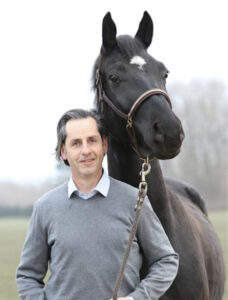 Dr. Erich Scherr arbeitet in einer Gemeinschaftspraxis und ist auf Pferde spezialisiert. 