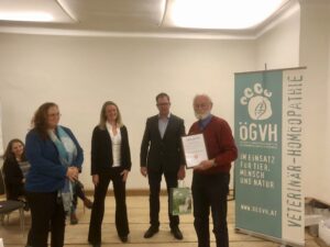 Dr. Gerhard Kowald wurde zum Ehrenmitglied der ÖGVH ernannt - im Bild zu sehen: Barbara Steinbrecher, Petra Weiermayer, Michael Ridler und Gerhard Kowald (vlnr)